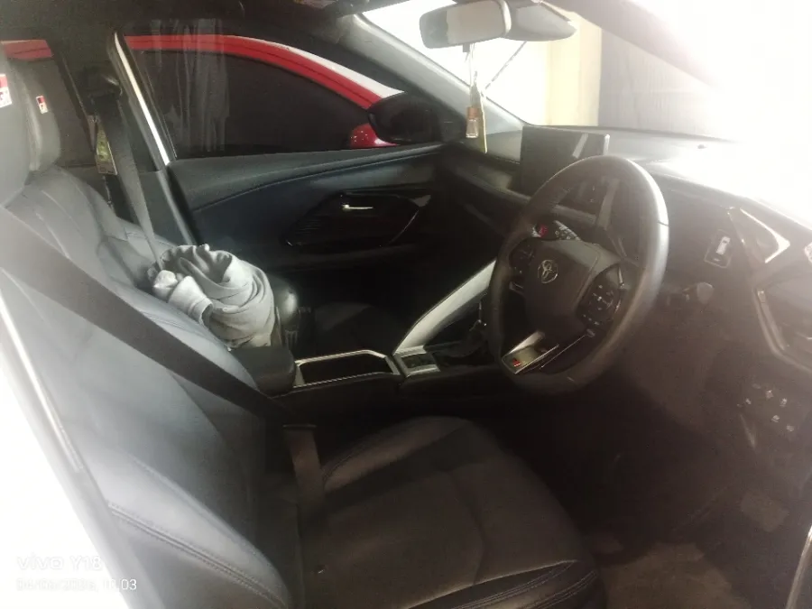 Foto Mobil Bekas Kabin Depan Toyota Yaris Cross 1.5 S HV tahun 2023
