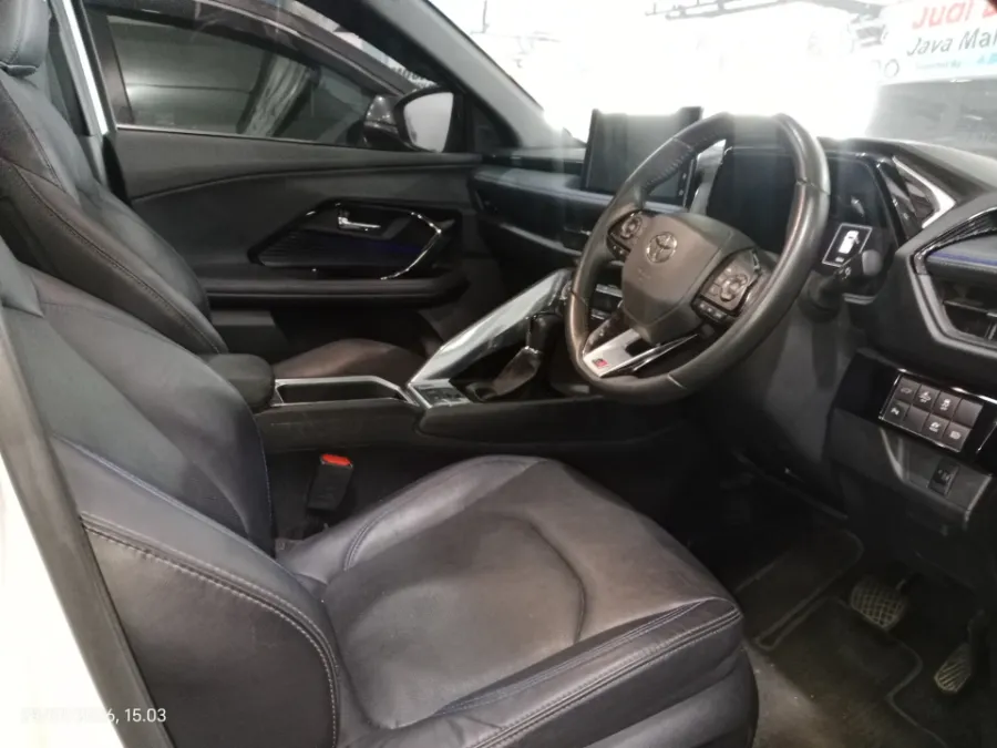 Foto Mobil Bekas Kabin Depan Toyota Yaris Cross 1.5 S HV tahun 2023