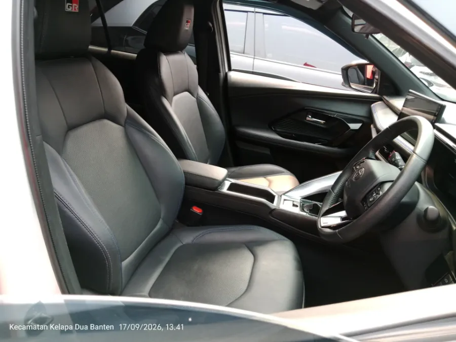 Foto Mobil Bekas Kabin Depan Toyota Yaris Cross 1.5 S HV tahun 2023