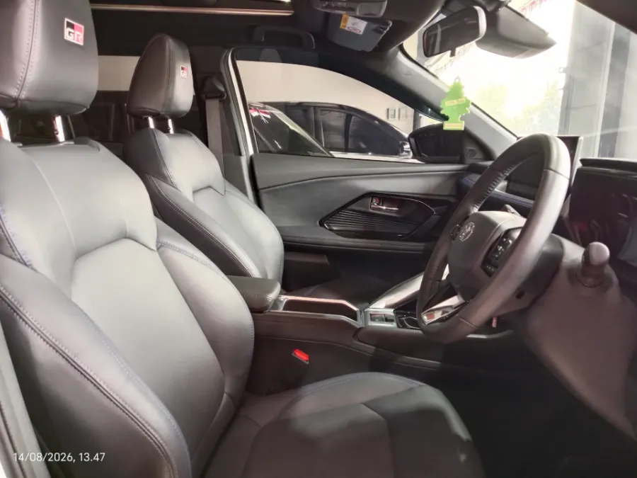 Foto Mobil Bekas Kabin Depan Toyota Yaris Cross 1.5 S HV tahun 2023