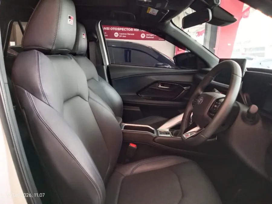 Foto Mobil Bekas Kabin Depan Toyota Yaris Cross 1.5 S HV tahun 2023