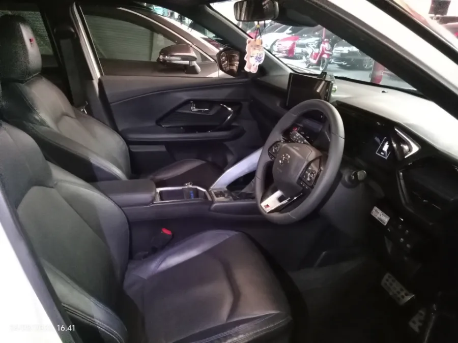 Foto Mobil Bekas Kabin Depan Toyota Yaris Cross 1.5 S HV tahun 2023