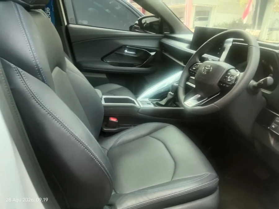 Foto Mobil Bekas Kabin Depan Toyota Yaris Cross 1.5 S HV tahun 2023