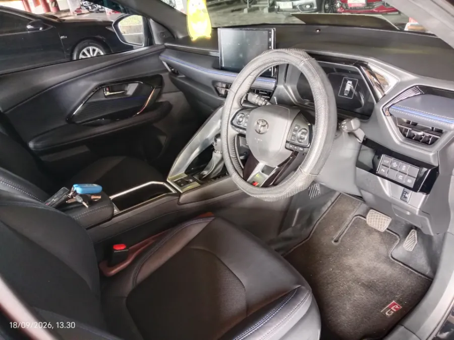 Foto Mobil Bekas Kabin Depan Toyota Yaris Cross 1.5 S HV tahun 2023