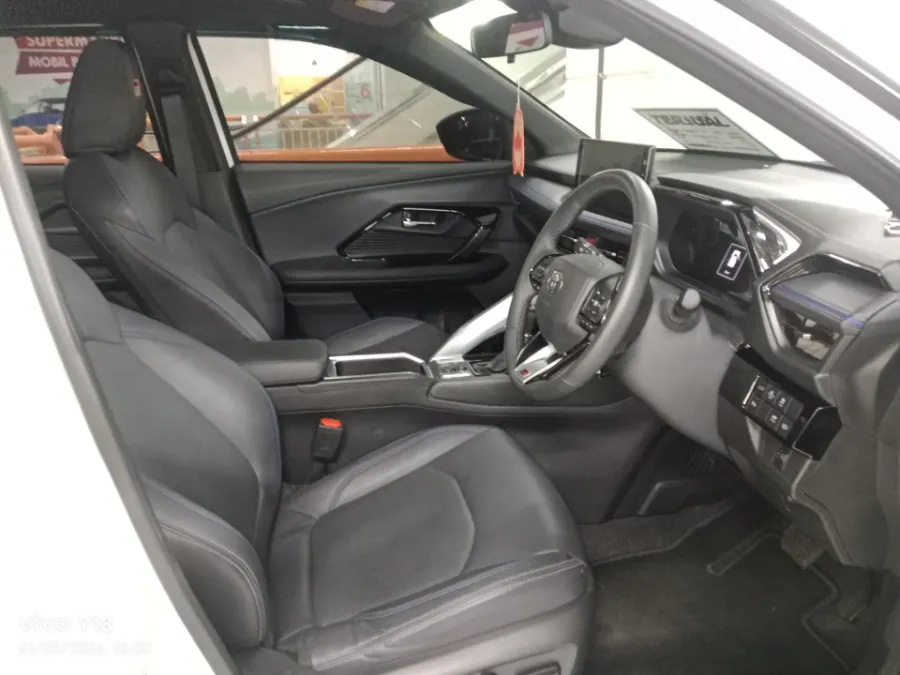 Foto Mobil Bekas Kabin Depan Toyota Yaris Cross 1.5 S HV tahun 2023