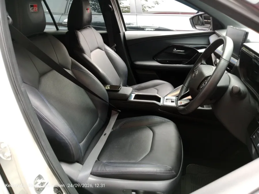 Foto Mobil Bekas Kabin Depan Toyota Yaris Cross 1.5 S HV tahun 2023