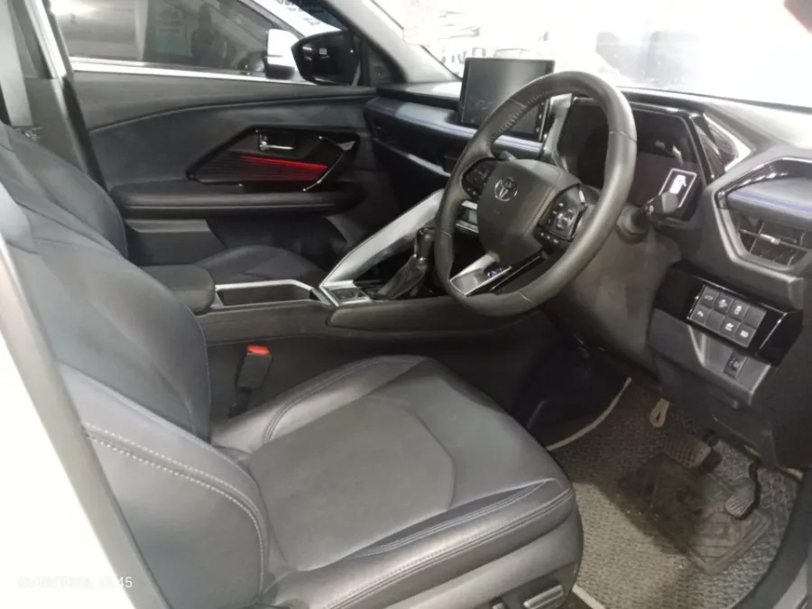 Foto Mobil Bekas Kabin Depan Toyota Yaris Cross 1.5 S HV tahun 2023