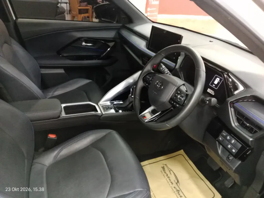 Foto Mobil Bekas Kabin Depan Toyota Yaris Cross 1.5 S HV tahun 2023