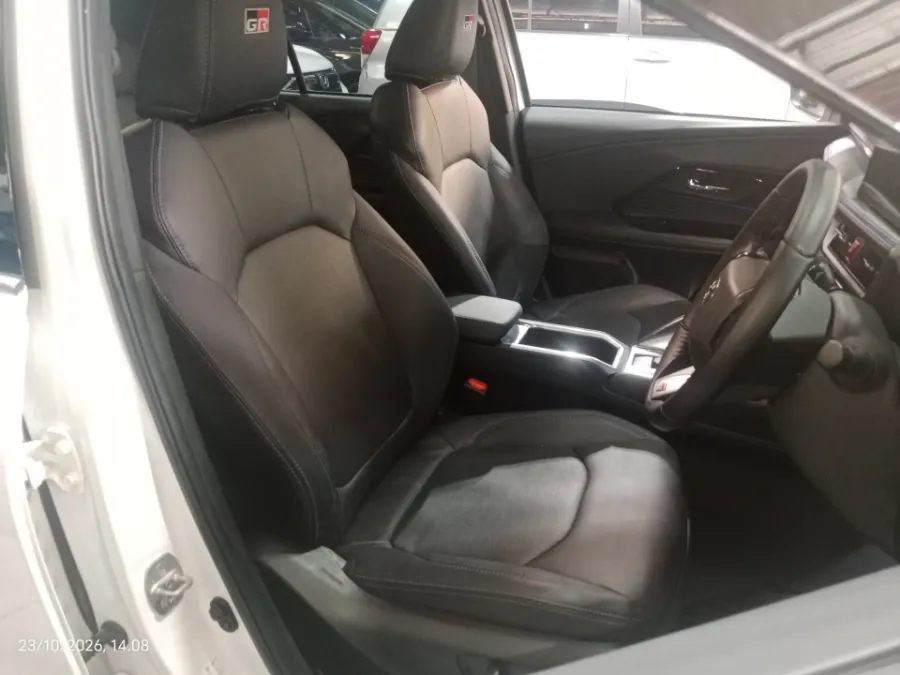 Foto Mobil Bekas Kabin Depan Toyota Yaris Cross 1.5 S HV tahun 2023
