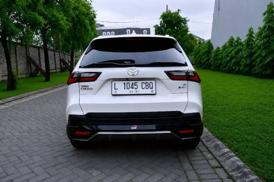 Foto Mobil Bekas Tampak Belakang Toyota Yaris Cross 1.5 S HV tahun 2023