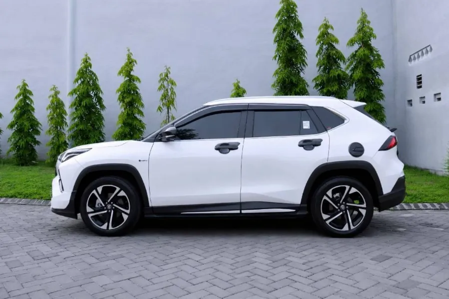 Foto Mobil Bekas Tampak Samping Toyota Yaris Cross 1.5 S HV tahun 2023