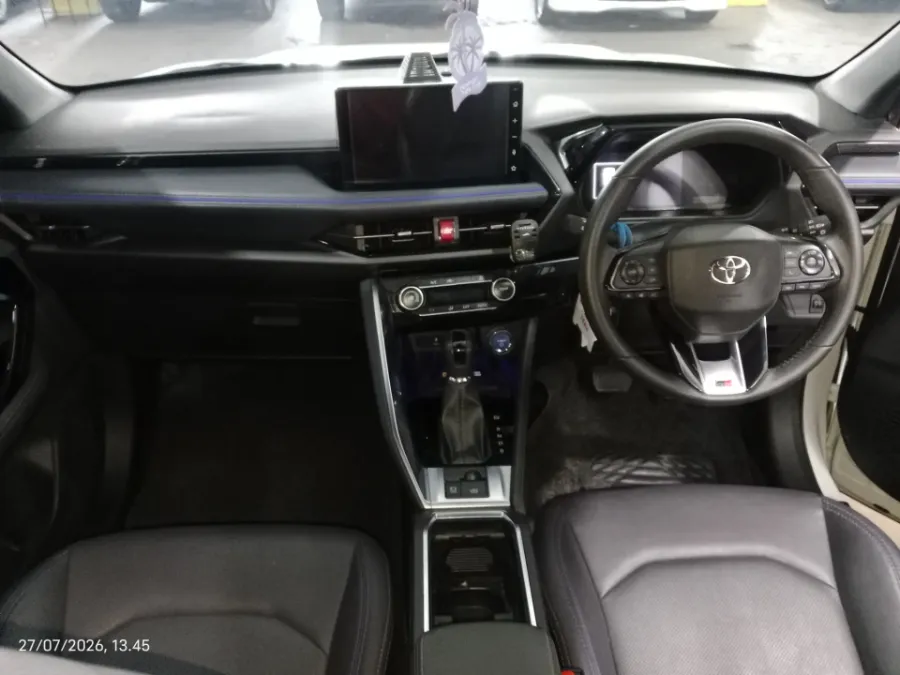 Foto Mobil Bekas Dashboard Toyota Yaris Cross 1.5 S HV tahun 2024