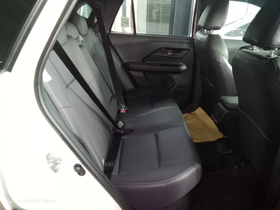 Foto Mobil Bekas Kabin Belakang Toyota Yaris Cross 1.5 S HV tahun 2024