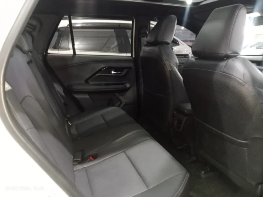 Foto Mobil Bekas Kabin Belakang Toyota Yaris Cross 1.5 S HV tahun 2024