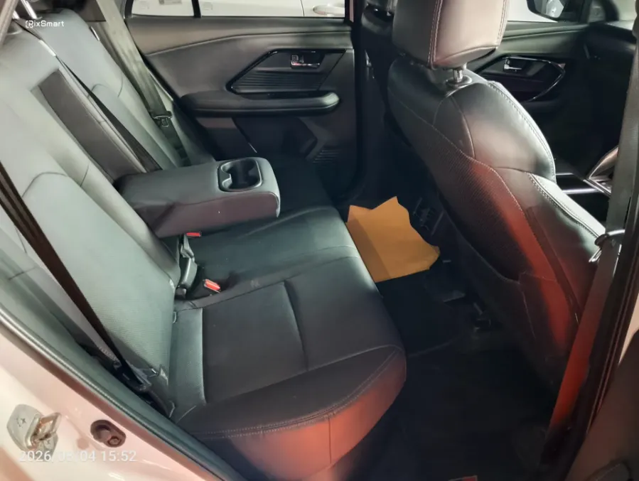 Foto Mobil Bekas Kabin Belakang Toyota Yaris Cross 1.5 S HV tahun 2024
