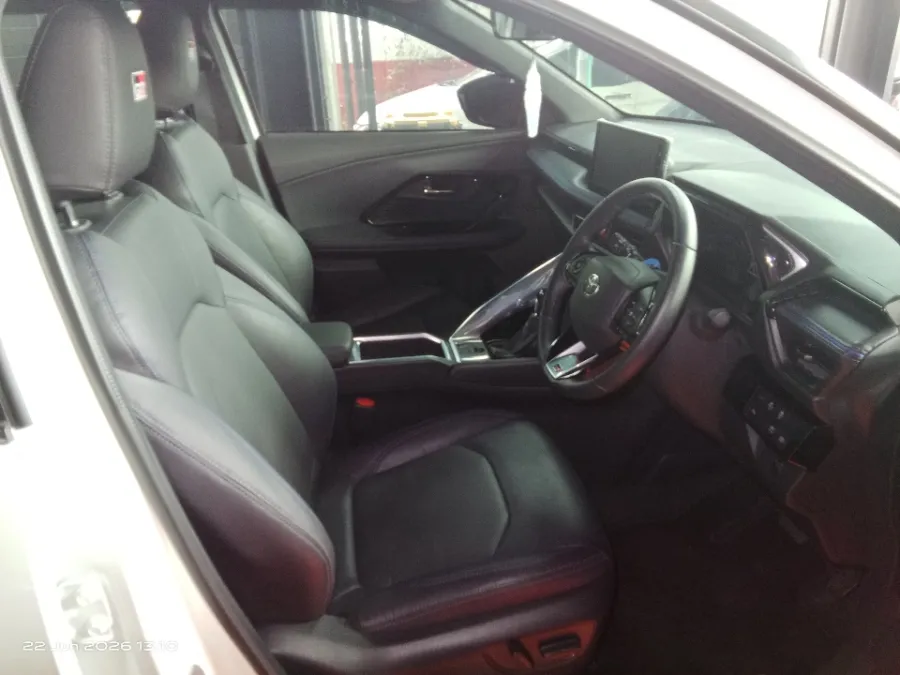 Foto Mobil Bekas Kabin Depan Toyota Yaris Cross 1.5 S HV tahun 2024