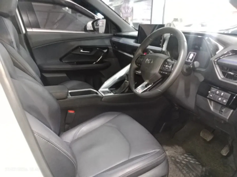 Foto Mobil Bekas Kabin Depan Toyota Yaris Cross 1.5 S HV tahun 2024