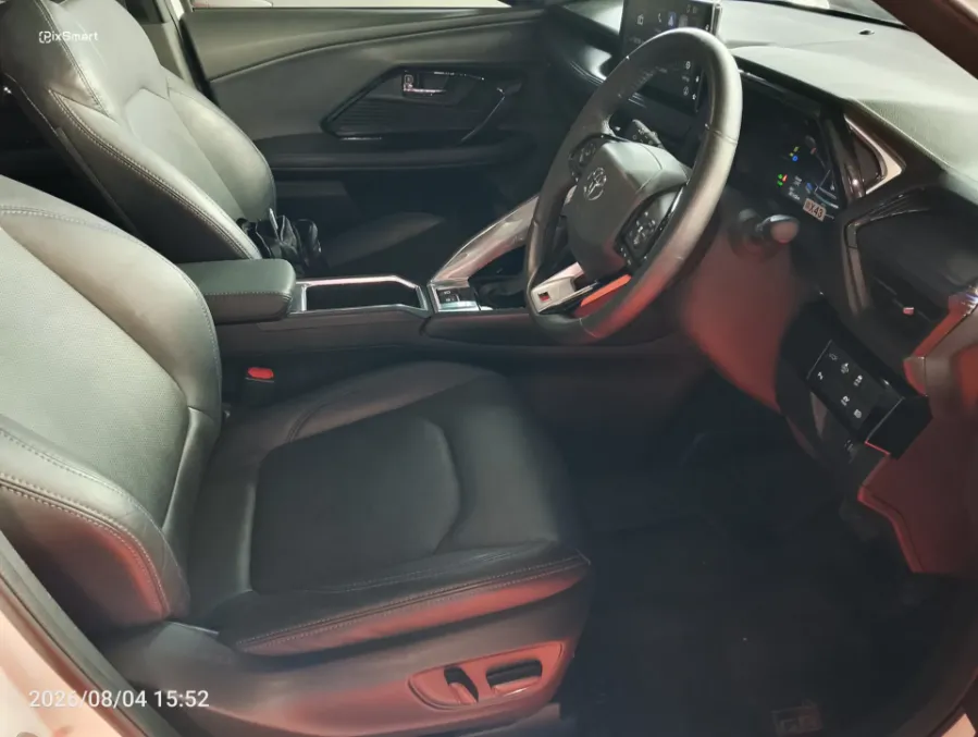 Foto Mobil Bekas Kabin Depan Toyota Yaris Cross 1.5 S HV tahun 2024