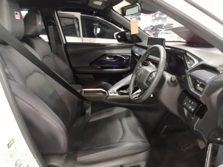 Foto Mobil Bekas Kabin Depan Toyota Yaris Cross 1.5 S HV tahun 2024