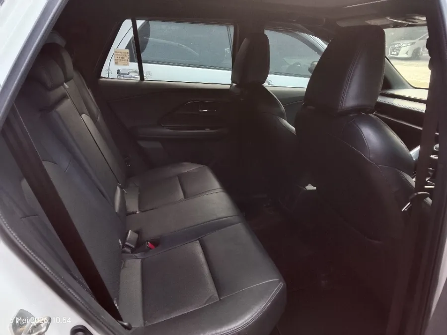 Foto Mobil Bekas Kabin Belakang Toyota Yaris Cross 1.5 S HV Gr tahun 2023