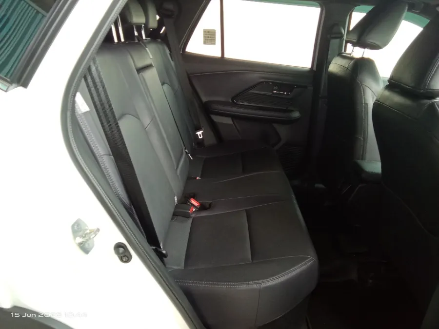 Foto Mobil Bekas Kabin Belakang Toyota Yaris Cross 1.5 S HV Gr tahun 2023