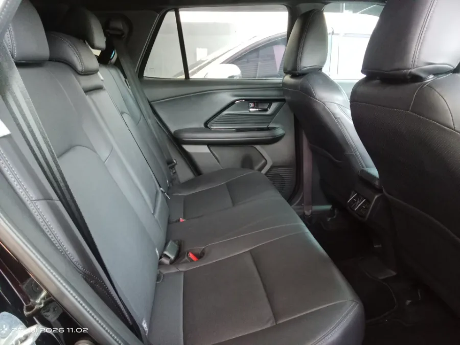 Foto Mobil Bekas Kabin Belakang Toyota Yaris Cross 1.5 S HV Gr tahun 2023
