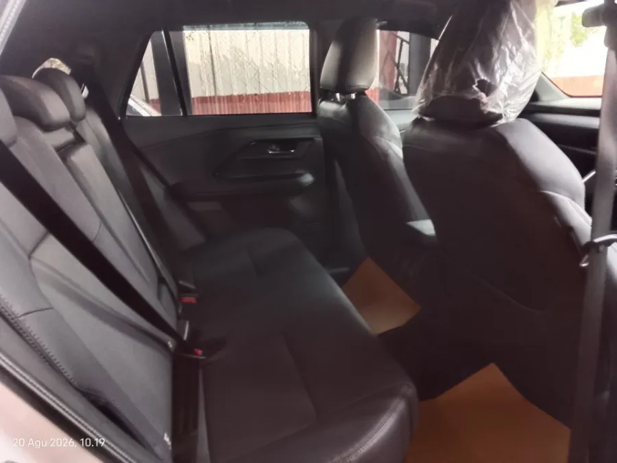Foto Mobil Bekas Kabin Belakang Toyota Yaris Cross 1.5 S HV Gr tahun 2023