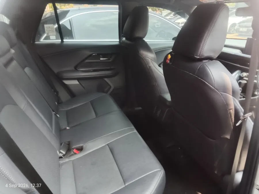 Foto Mobil Bekas Kabin Belakang Toyota Yaris Cross 1.5 S HV Gr tahun 2023