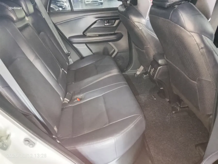 Foto Mobil Bekas Kabin Belakang Toyota Yaris Cross 1.5 S HV Gr tahun 2023