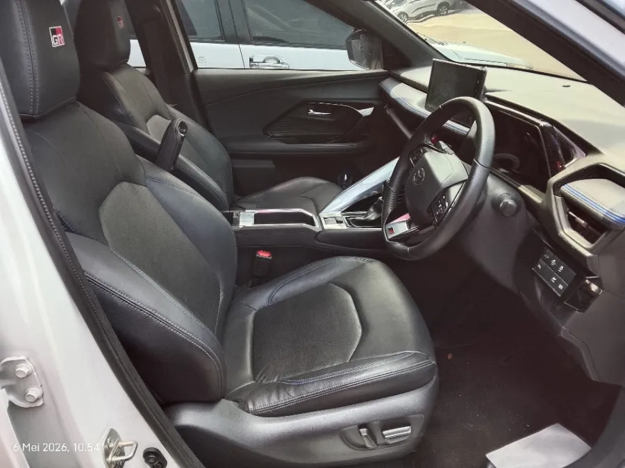 Foto Mobil Bekas Kabin Depan Toyota Yaris Cross 1.5 S HV Gr tahun 2023