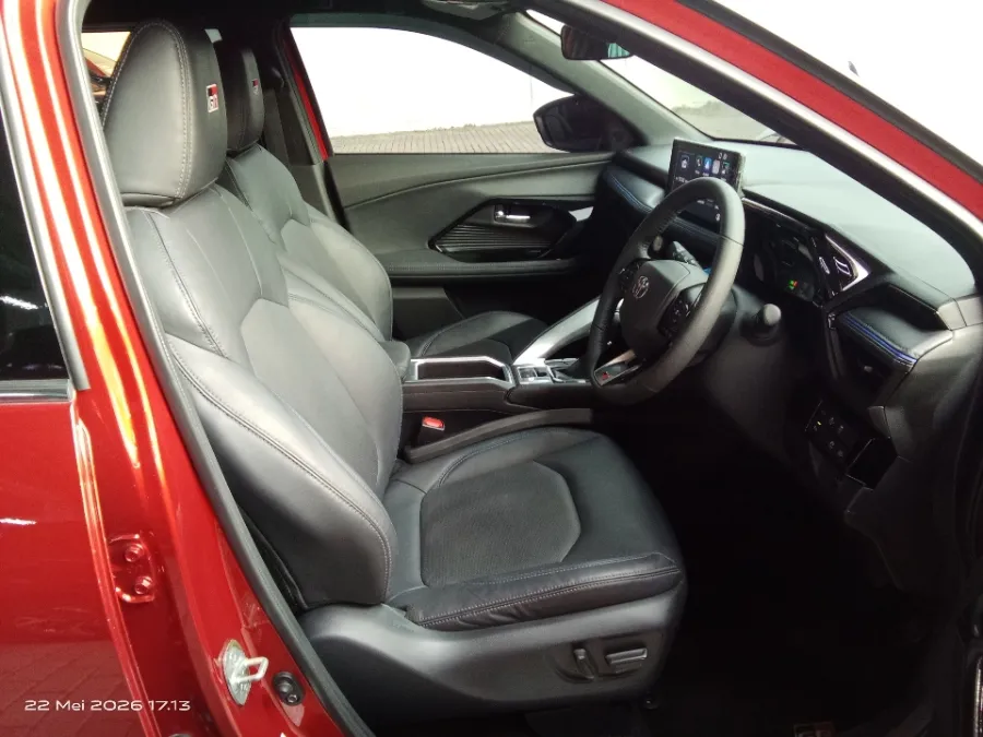 Foto Mobil Bekas Kabin Depan Toyota Yaris Cross 1.5 S HV Gr tahun 2023