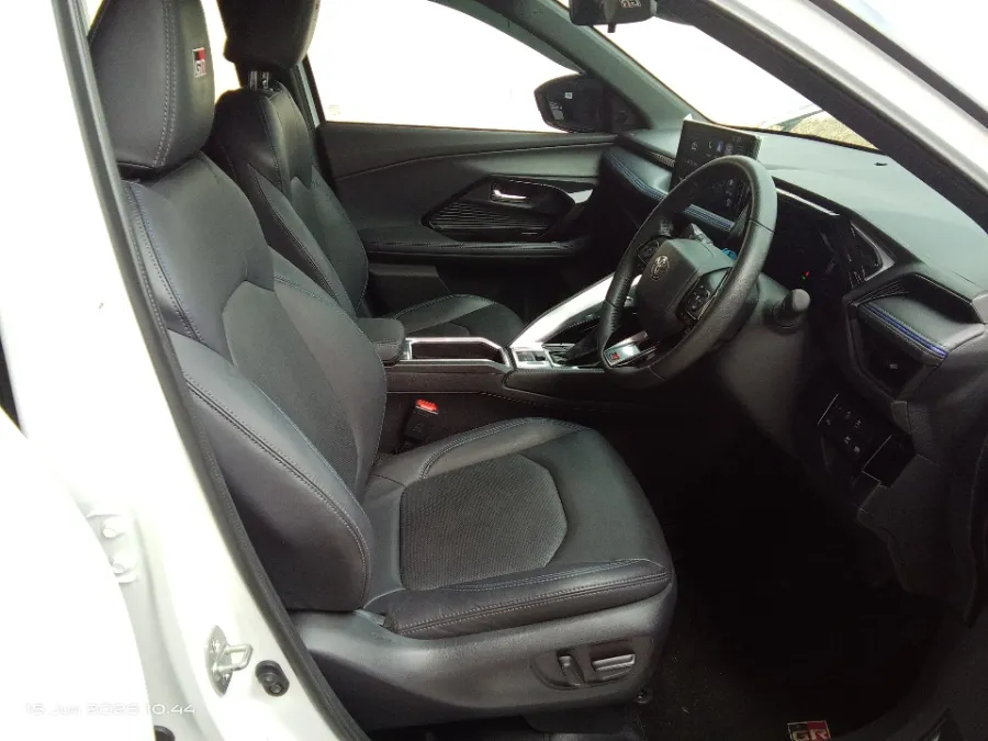 Foto Mobil Bekas Kabin Depan Toyota Yaris Cross 1.5 S HV Gr tahun 2023