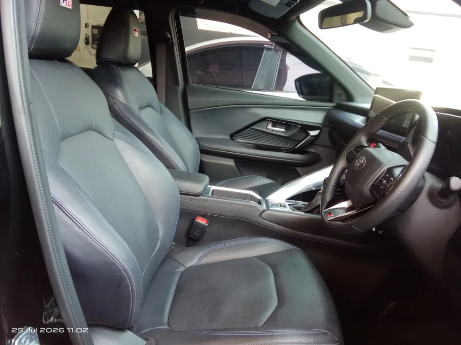 Foto Mobil Bekas Kabin Depan Toyota Yaris Cross 1.5 S HV Gr tahun 2023