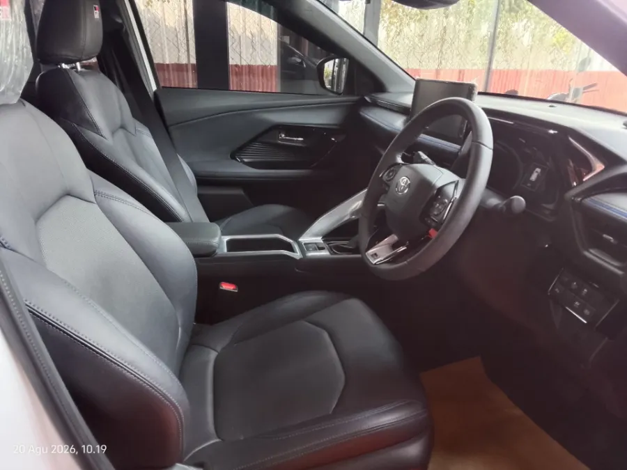Foto Mobil Bekas Kabin Depan Toyota Yaris Cross 1.5 S HV Gr tahun 2023