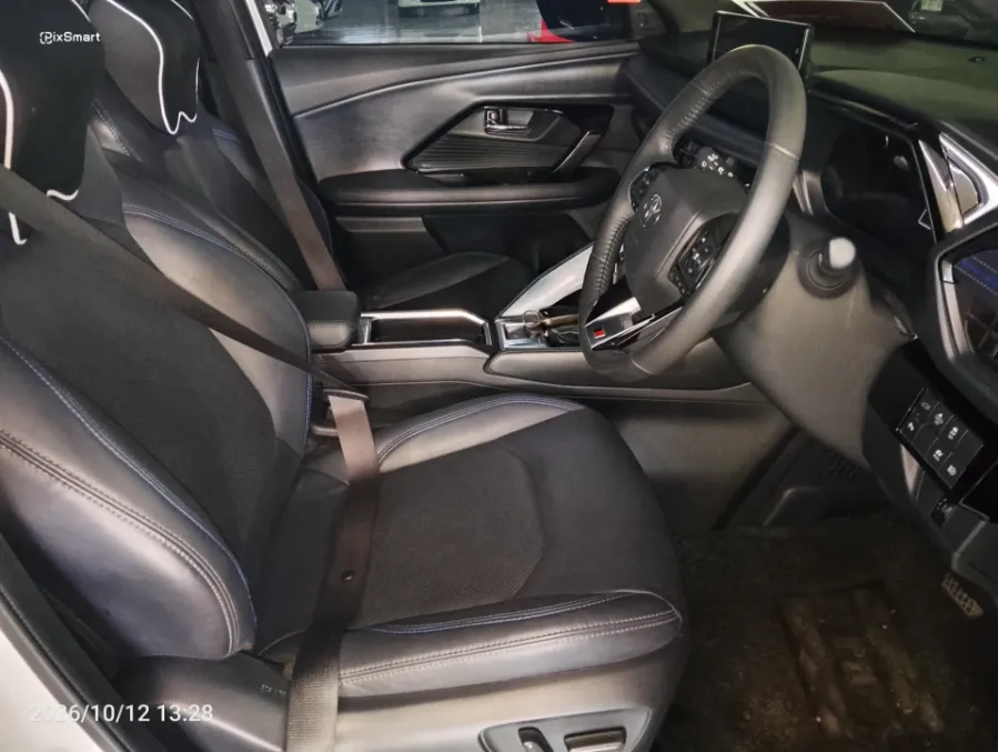 Foto Mobil Bekas Kabin Depan Toyota Yaris Cross 1.5 S HV Gr tahun 2023