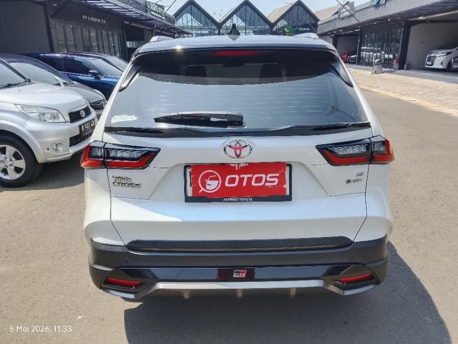 Foto Mobil Bekas Tampak Belakang Toyota Yaris Cross 1.5 S HV Gr tahun 2023