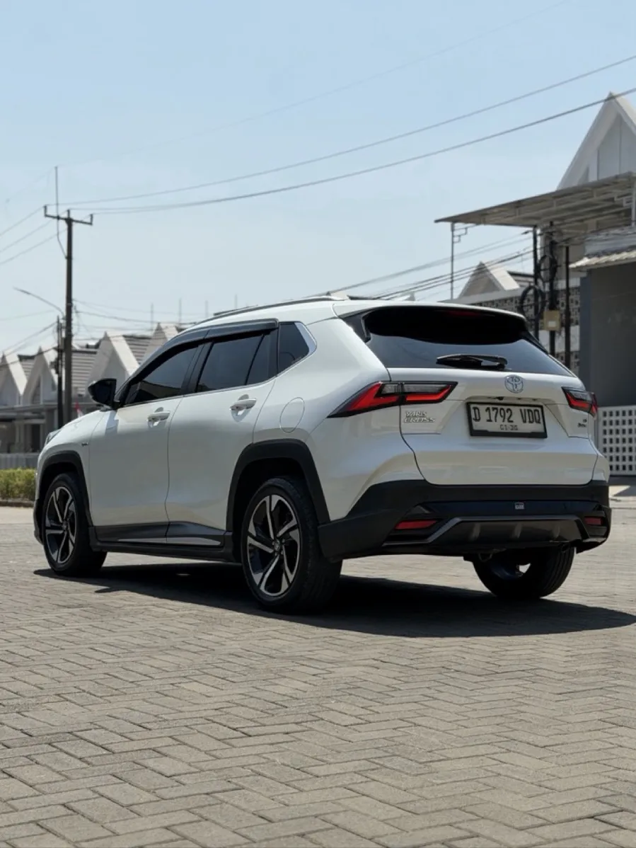 Foto Mobil Bekas Kiri Belakang Toyota Yaris Cross 1.5 S HV Gr tahun 2024