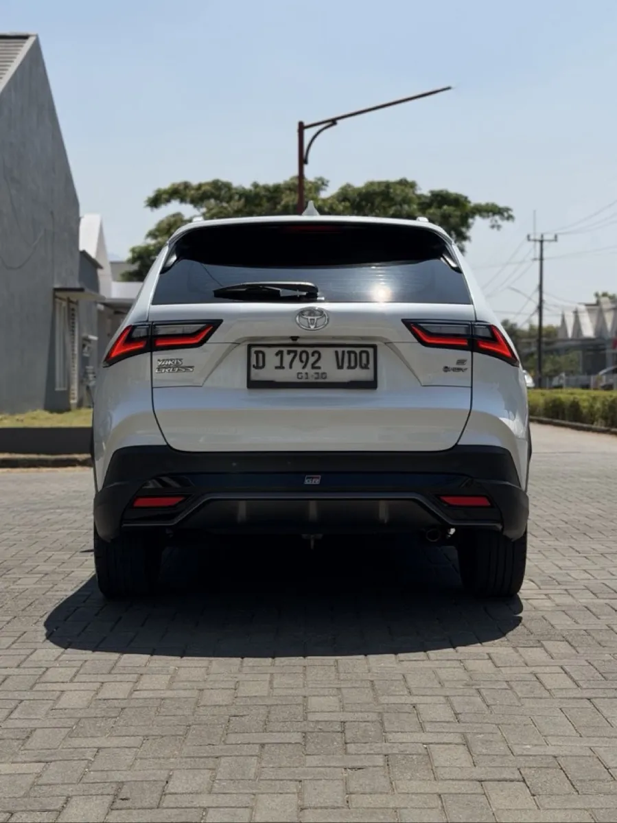 Foto Mobil Bekas Tampak Belakang Toyota Yaris Cross 1.5 S HV Gr tahun 2024