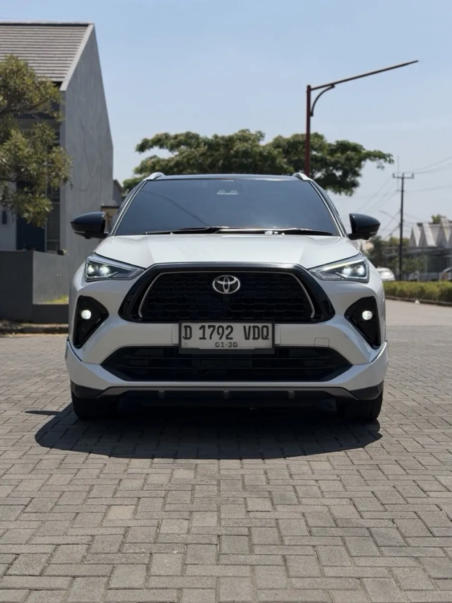 Foto Mobil Bekas Tampak Depan Toyota Yaris Cross 1.5 S HV Gr tahun 2024