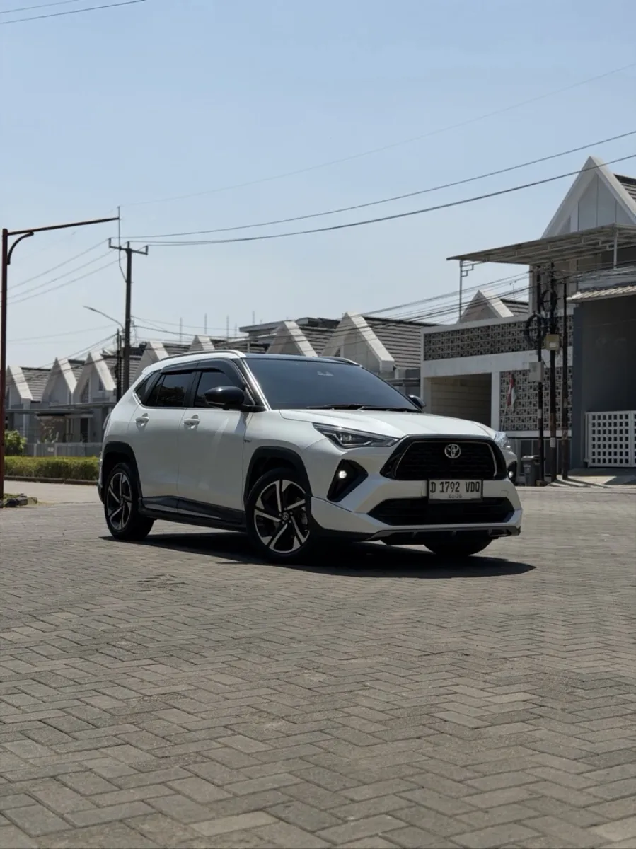 Foto Mobil Bekas Tampak Samping Toyota Yaris Cross 1.5 S HV Gr tahun 2024