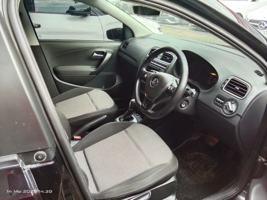 Foto Mobil Bekas Kabin Depan Volkswagen Polo 1.2 TSI tahun 2017