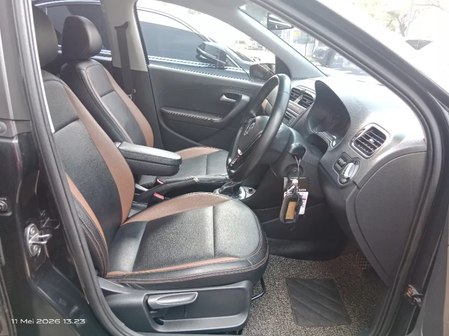 Foto Mobil Bekas Kabin Depan Volkswagen Polo 1.2 TSI tahun 2017