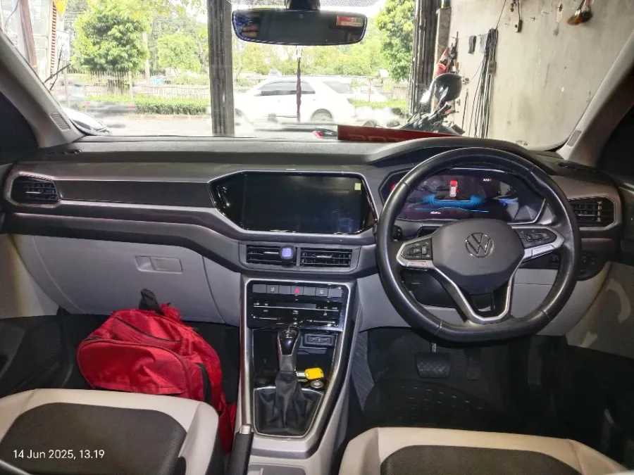 Foto Mobil Bekas Dashboard Volkswagen T-Cross 1.0 TSI tahun 2022