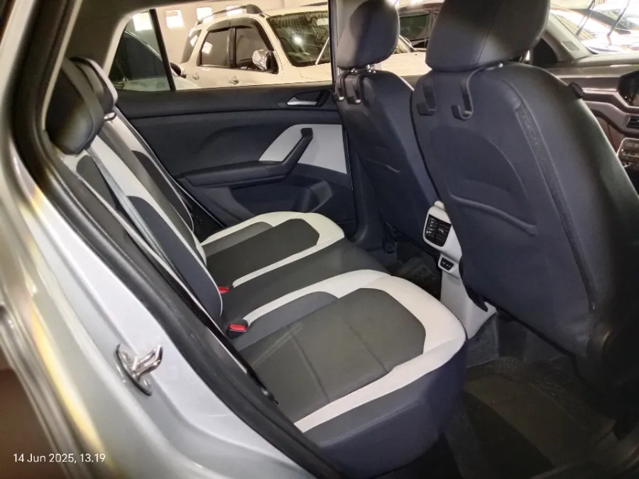 Foto Mobil Bekas Kabin Belakang Volkswagen T-Cross 1.0 TSI tahun 2022