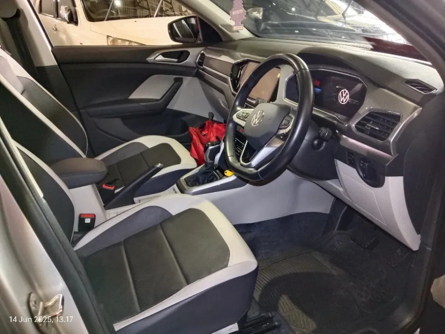 Foto Mobil Bekas Kabin Depan Volkswagen T-Cross 1.0 TSI tahun 2022