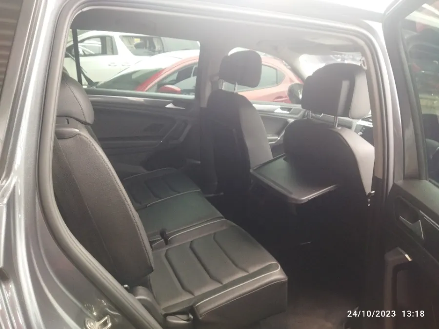 Foto Mobil Bekas Kabin Belakang Volkswagen Tiguan 1.4 TSI tahun 2021
