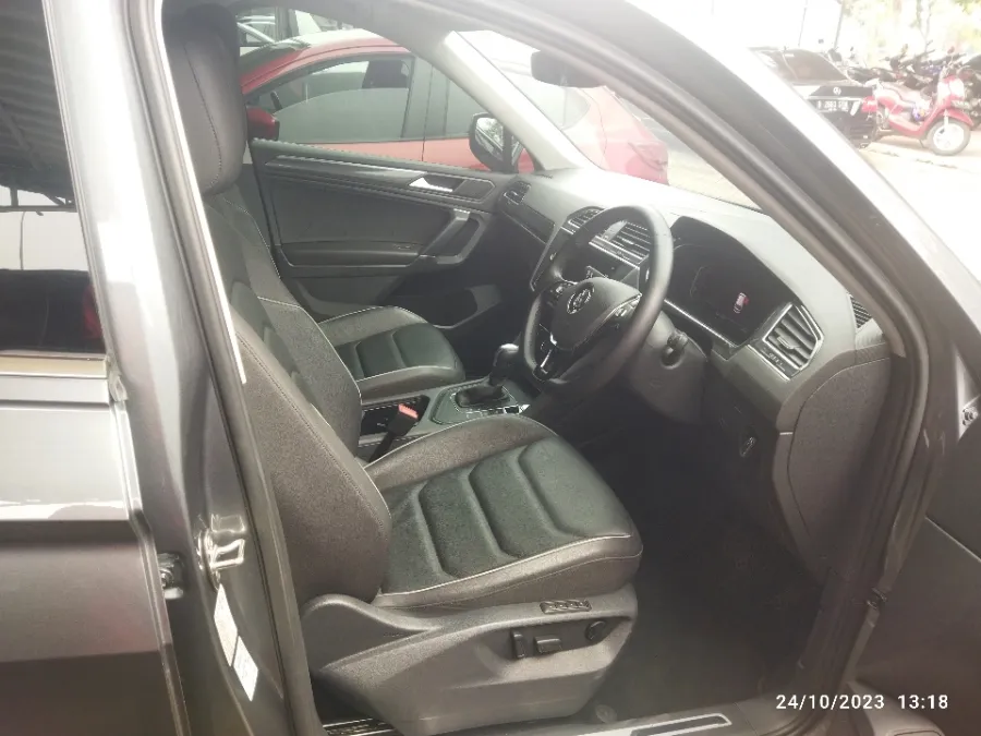Foto Mobil Bekas Kabin Depan Volkswagen Tiguan 1.4 TSI tahun 2021