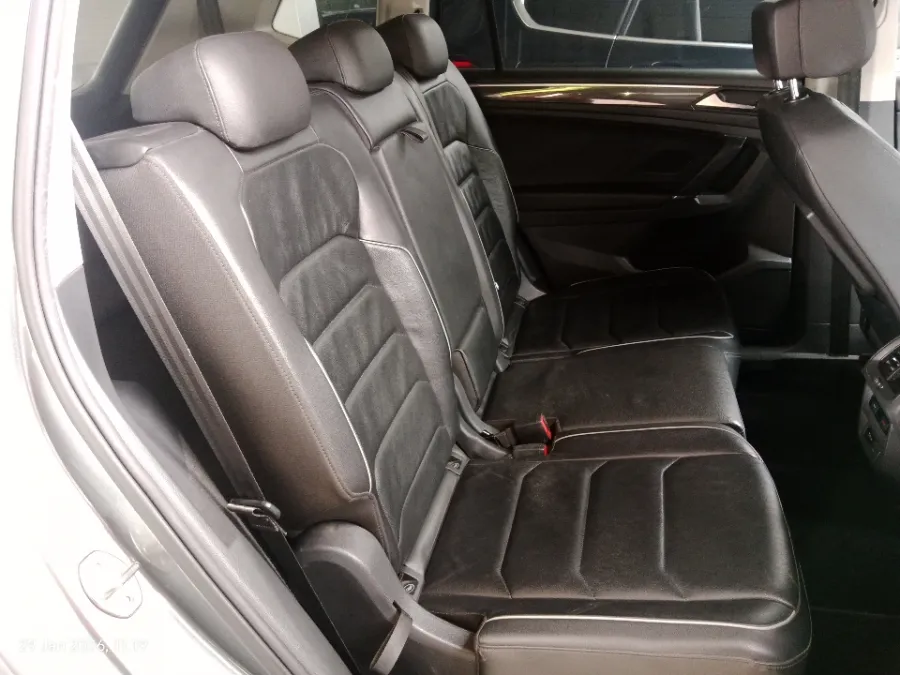 Foto Mobil Bekas Kabin Belakang Volkswagen Tiguan 1.4 TSI Allspace tahun 2020