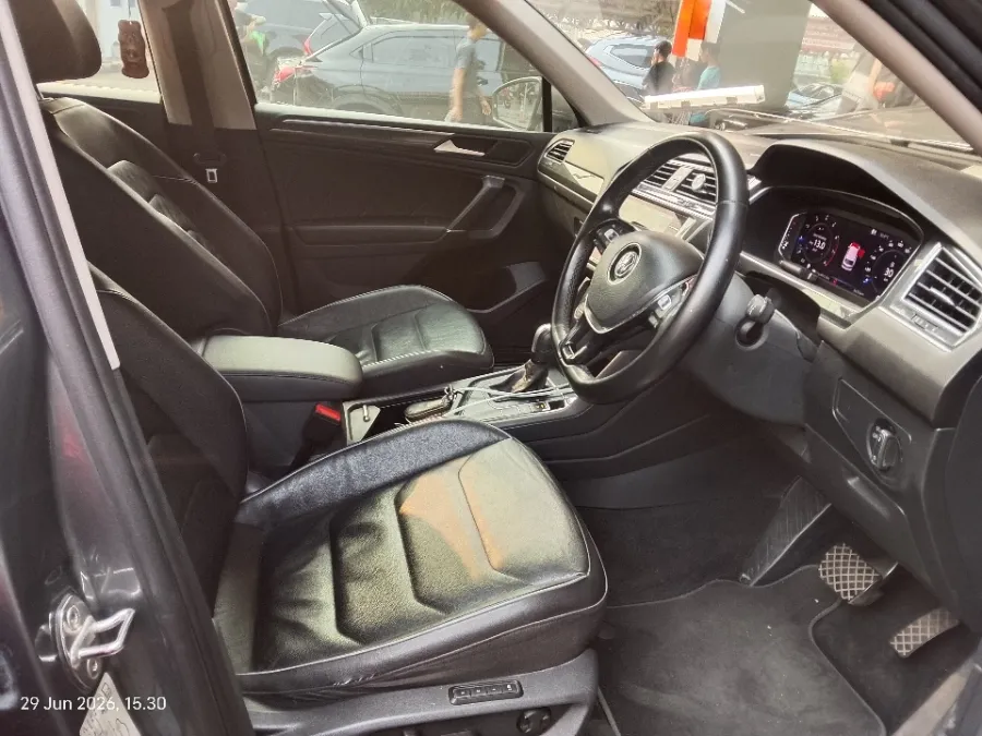 Foto Mobil Bekas Kabin Depan Volkswagen Tiguan 1.4 TSI Allspace tahun 2020