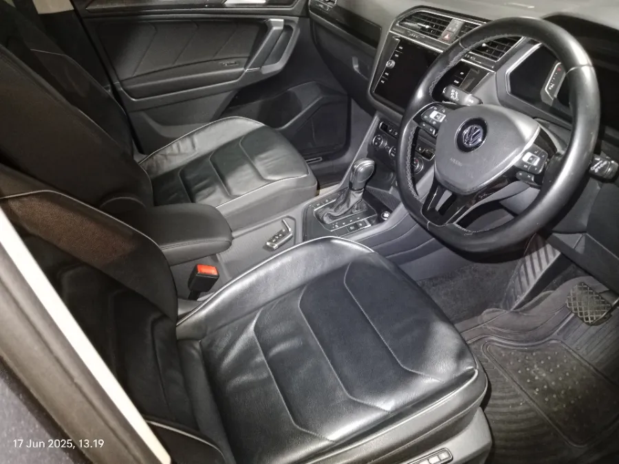 Foto Mobil Bekas Kabin Depan Volkswagen Tiguan 1.4 TSI Allspace tahun 2020